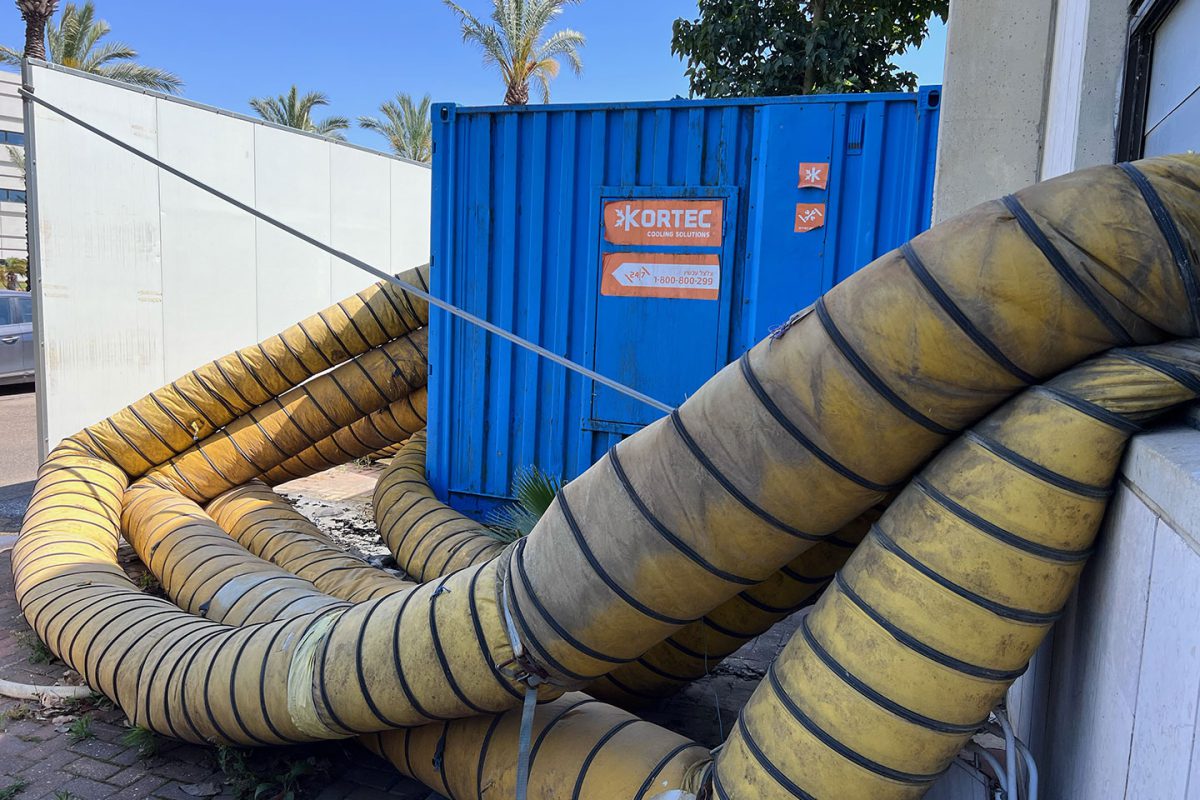 יחידת טיפול אוויר תעשייתית להשכרה מקורטק עם צינורות אוורור תעשייתיים